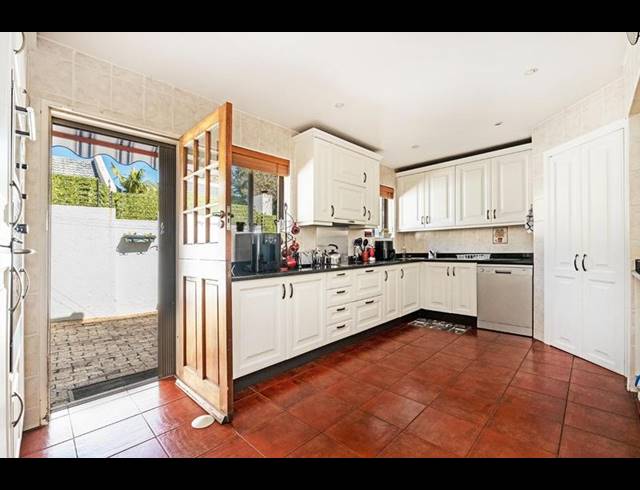 4 BEDROOM HOUSE FOR SALE IN SANDHURST